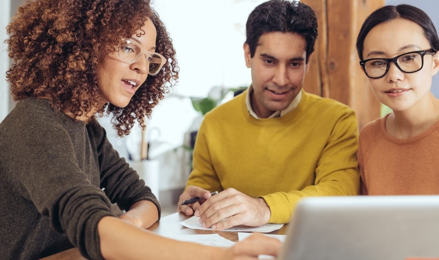 Agent helping couple select heatlh insurance.