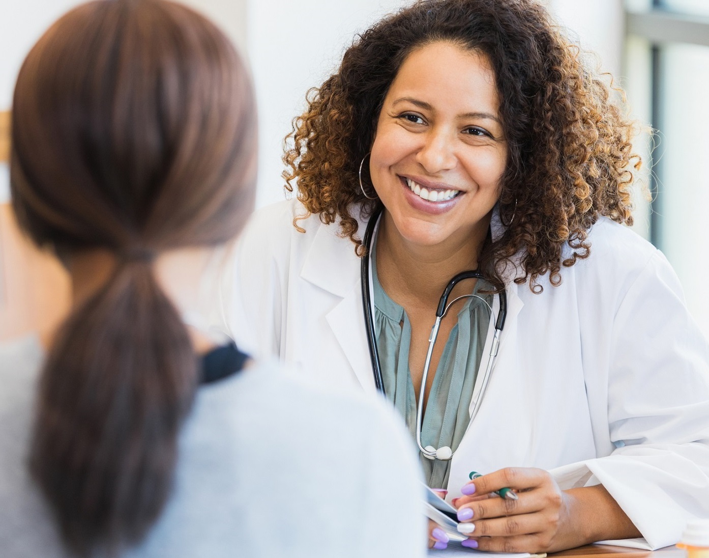 Woman doctor speaking with patient.
